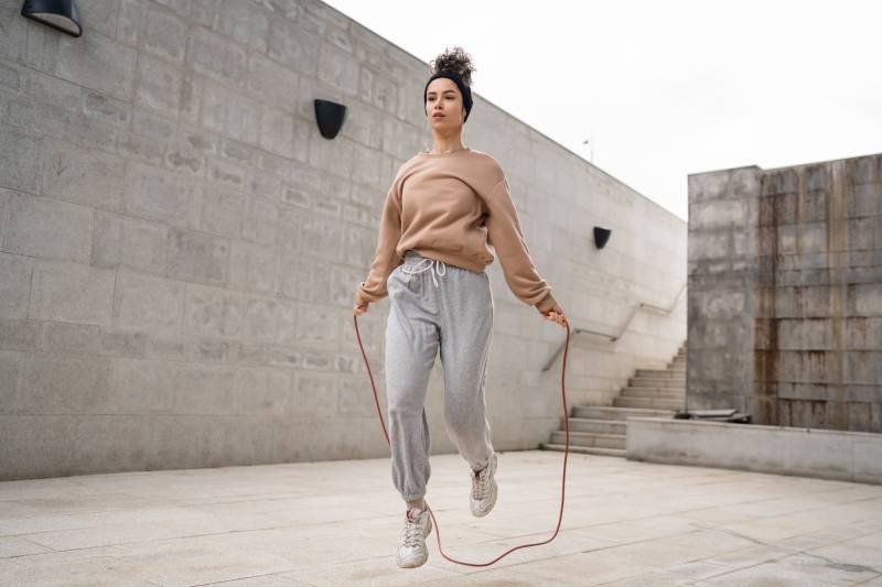 Corde à sauter : combien de calories dépense-t-on en sautant ? | Charles.co