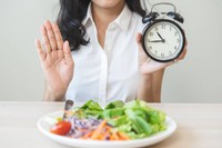 jeune-intermittent-sauter-le-repas-du-soir