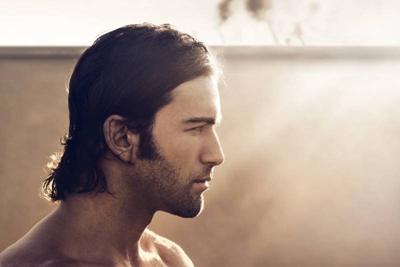 Cheveux mi-longs homme : coupe, coiffure et entretien | Charles.co