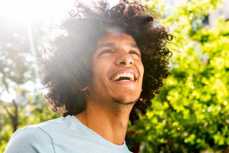 Cheveux bouclés homme : coupe, coiffure et entretien | Charles.co