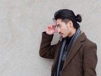 cheveux-longs-homme-attaches