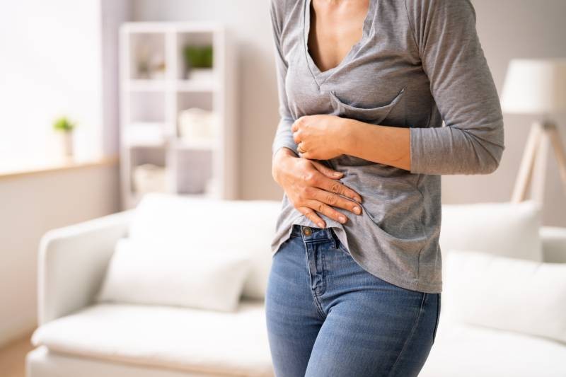 Ventre qui gargouille beaucoup : causes et solutions | Charles.co