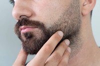 pourquoi-barbe-pousse-lentement