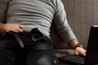 utiliser-les-deux-mains-pour-se-masturber