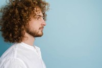 cheveux-longs-boucles-homme