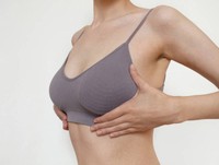 que-faire-en-cas-de-teton-douloureux-au-toucher