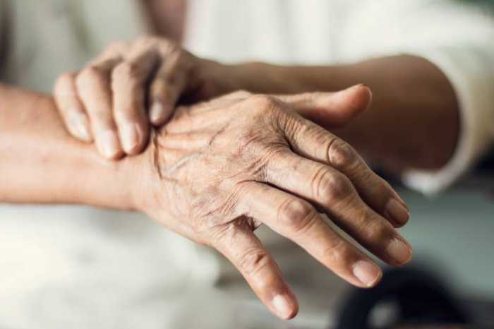 Maladie de Parkinson : symptômes, causes et traitements