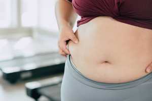 Cellulite ventre : massage, chez la femme et comment la perdre