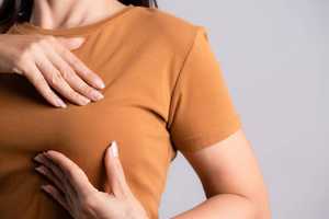Téton douloureux au toucher : causes, symptômes et quand s’inquiéter