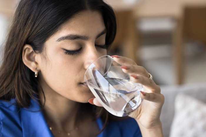 Eau alcaline : définition, marques et précautions