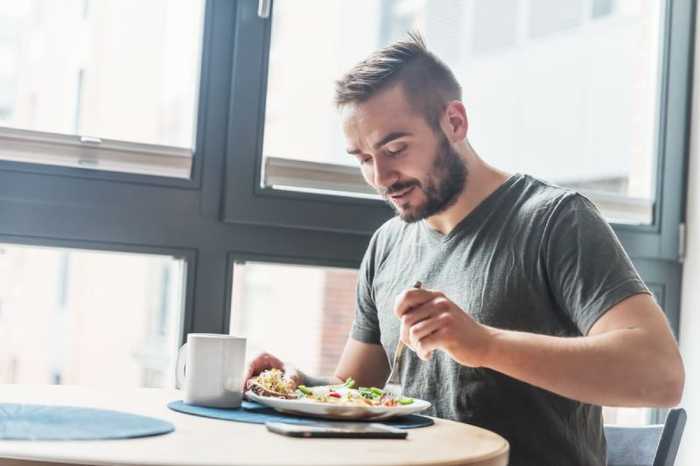 Quoi manger pour bander rapidement : les aliments qui favorisent l’érection