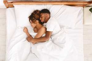 Dormir en cuillère : bienfaits, risques et conseils pratiques