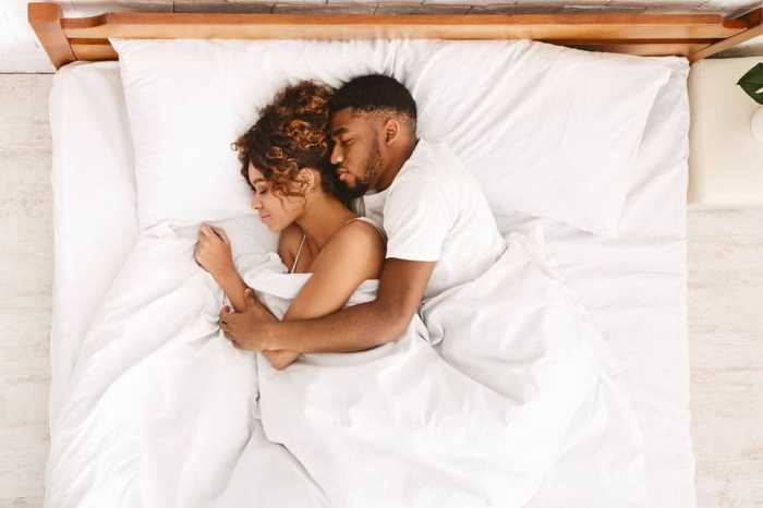 Dormir en cuillère : bienfaits, risques et conseils pratiques