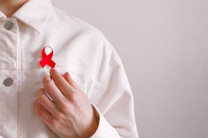 Peut-on attraper le sida sans éjaculation ? 5 idées reçues sur la transmission du VIH